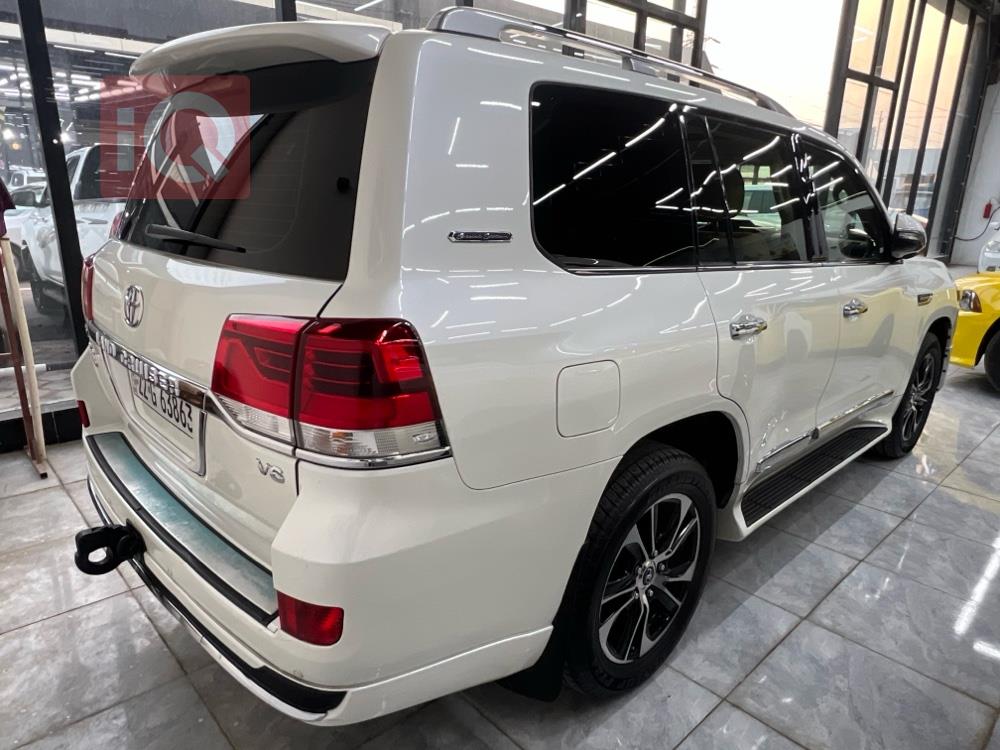 تۆیۆتا لاند کروزەر